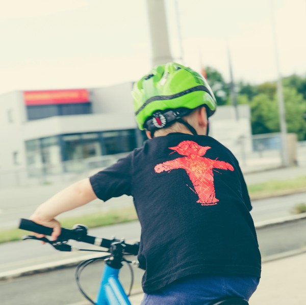 casco per bambini piccoli in bicicletta