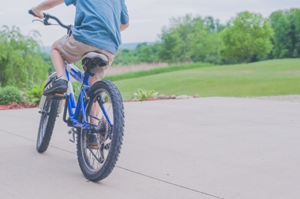 bambino su una bicicletta